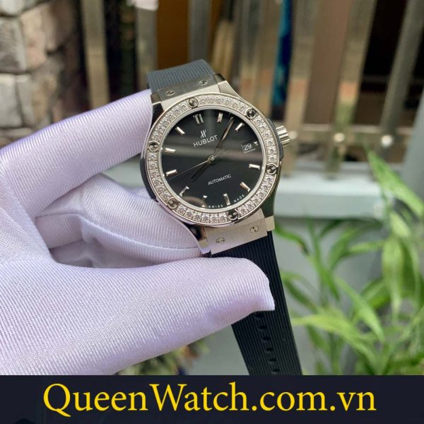 dong ho hublot replica diamond bezel black dial (1)